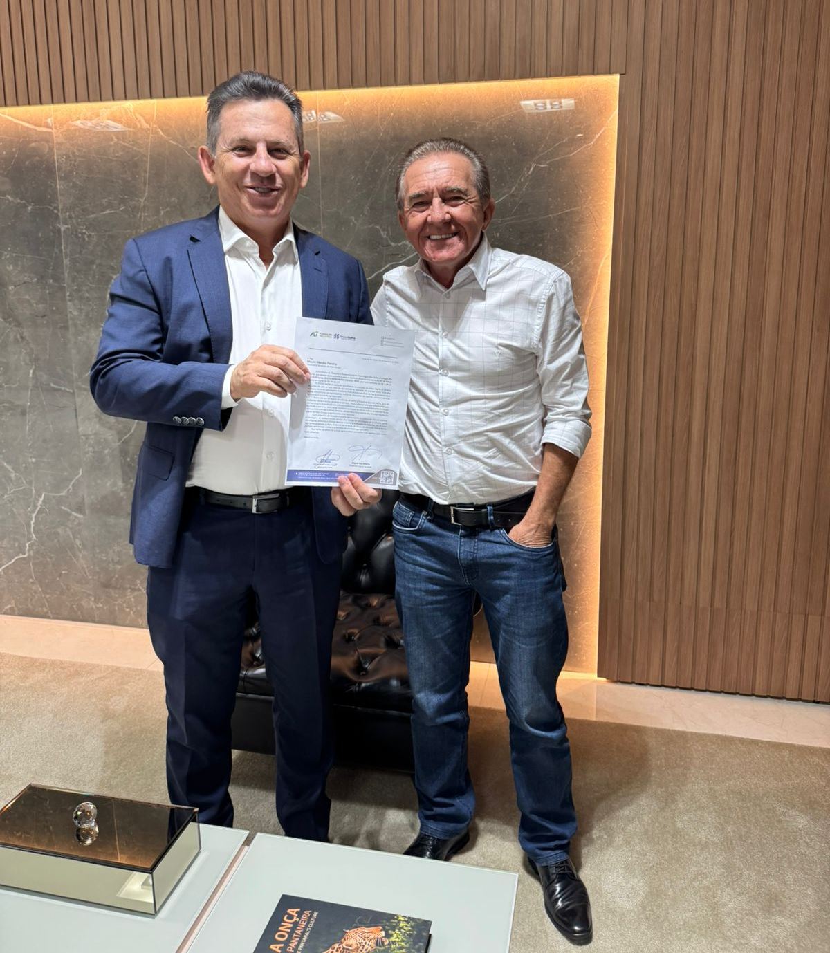 Presidente da Fundação Rio Verde entrega convite do Show Safra Mato Grosso ao governador Mauro Mendes