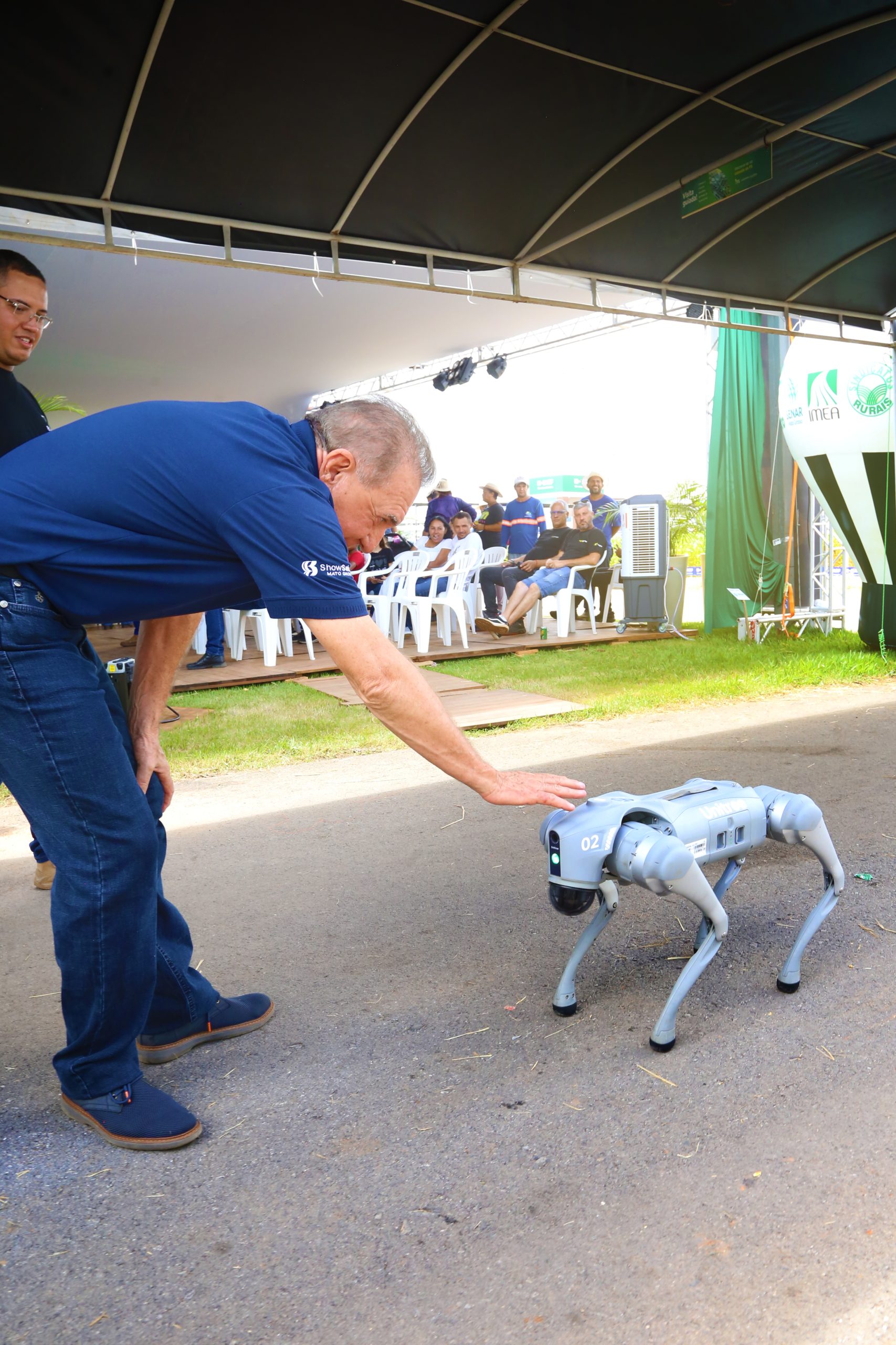 Cão-robô desfila nas ruas do Show Safra MT e desperta curiosidade sobre tecnologia