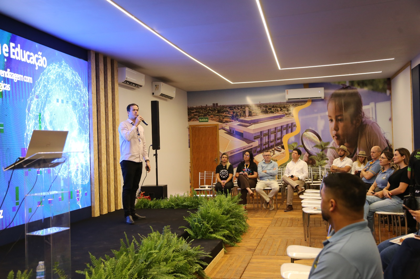 Show Safra Educação abre programação com debate sobre urgência de mudança no modelo educacional